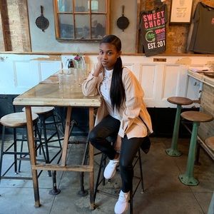 Meet your Posher, Demi